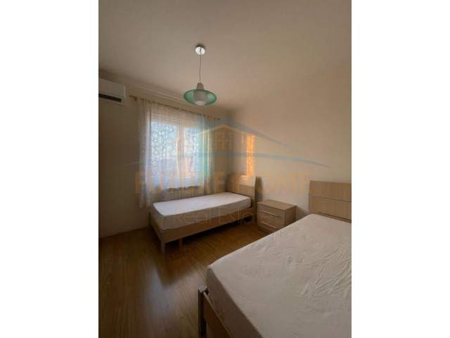 Tirane, jepet me qera apartament 4+1 Kati 4, 200 m² 650 Euro (Pjeter Budi)