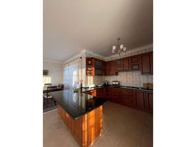 Tirane, jepet me qera apartament 4+1 Kati 4, 200 m² 650 Euro (Pjeter Budi)