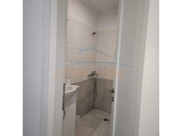 Tirane, jepet me qera apartament Kati 2, 40 m² 350 Euro (pallatet cabej)
