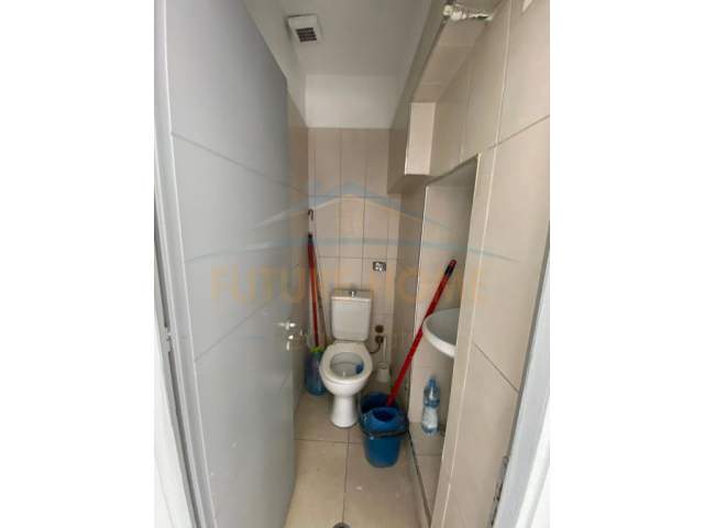 Tirane, jepet me qera ambjent biznesi Kati 0, 60 m² 800 Euro (Rruga e Kavajes)