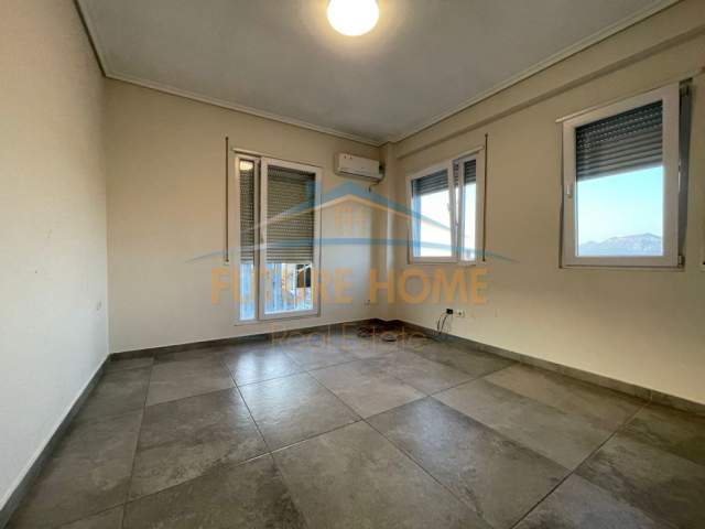 Tirane, jepet me qera apartament Kati 7, 136 m² 750 Euro (Komuna e Parisit)