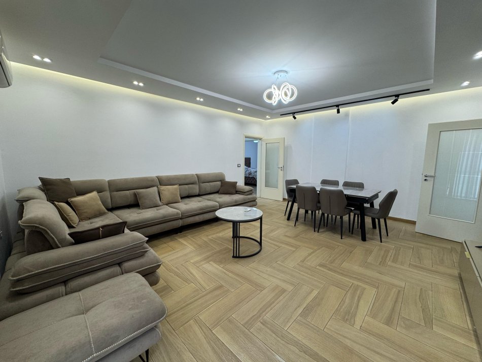 Tirane, jepet me qera apartament 2+1 , 110 m² 1.000 € (21 dhjetori)