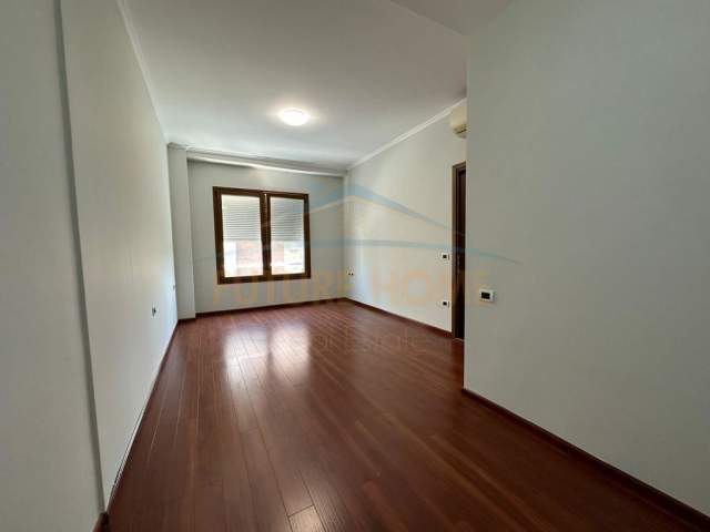 Tirane, jepet me qera zyre Kati 5, 83 m² 900 Euro (Hilton Garden Inn Tirana)