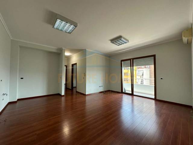Tirane, jepet me qera zyre Kati 5, 83 m² 900 Euro (Hilton Garden Inn Tirana)