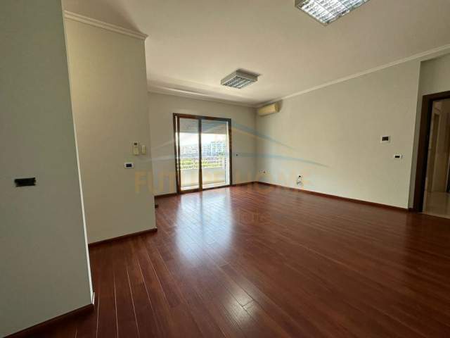 Tirane, jepet me qera zyre Kati 5, 83 m² 900 Euro (Hilton Garden Inn Tirana)