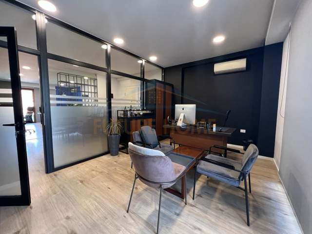 Tirane, jepet me qera zyre Kati 8, 187 m² 2.300 Euro (Hilton Garden Inn Tirana)
