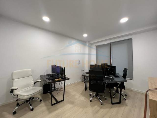 Tirane, jepet me qera zyre Kati 8, 187 m² 2.300 Euro (Hilton Garden Inn Tirana)