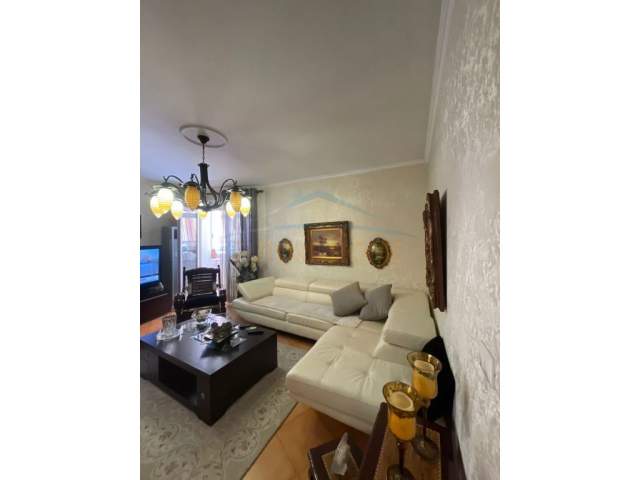 Tirane, jepet me qera apartament Kati 4, 75 m² 1.000 Euro (Përballë stadiumit Air Albania.)