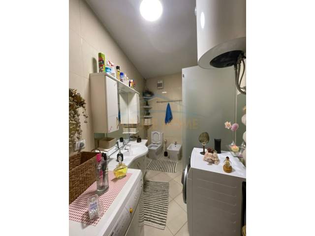Tirane, jepet me qera apartament Kati 4, 75 m² 1.000 Euro (Përballë stadiumit Air Albania.)