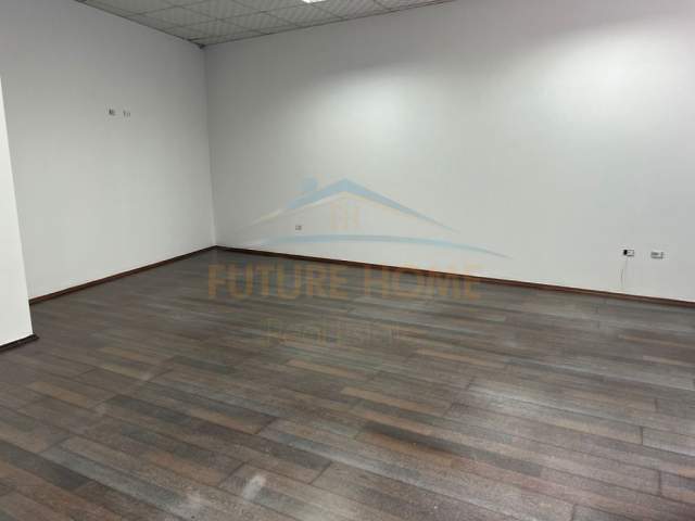 Tirane, jepet me qera ambjent biznesi Kati 1, 183 m² 2.200 Euro (Komuna e Parisit)