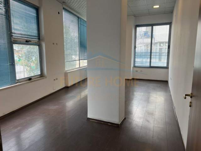 Tirane, jepet me qera ambjent biznesi Kati 1, 183 m² 2.200 Euro (Komuna e Parisit)