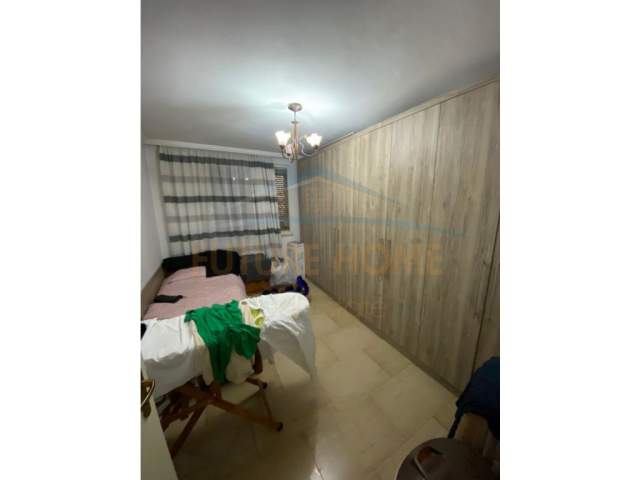 Tirane, jepet me qera apartament 3+1 Kati 4, 150 m² 800 Euro