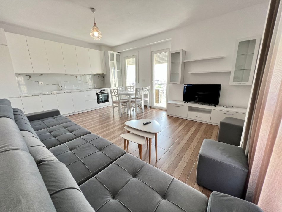 Tirane, jepet me qera apartament 2+1+Ballkon Kati 8, 85 m² 550 € (Ali Dem, Prane Kompleksit Mangalem)
