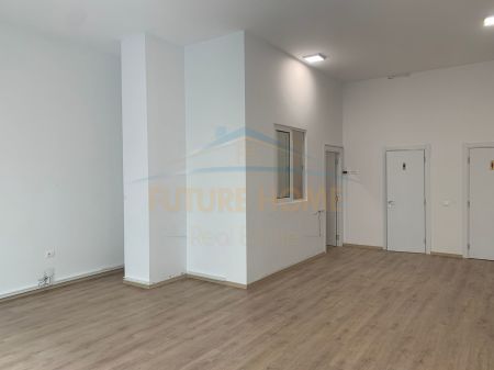 Tirane, jepet me qera ambjent biznesi Kati 1, 87 m² 1.000 Euro
