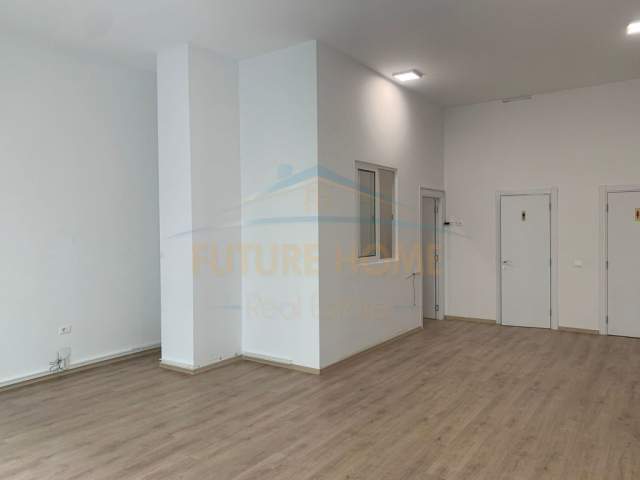 Tirane, jepet me qera ambjent biznesi Kati 1, 100 m² 1.000 Euro (Squere 21)