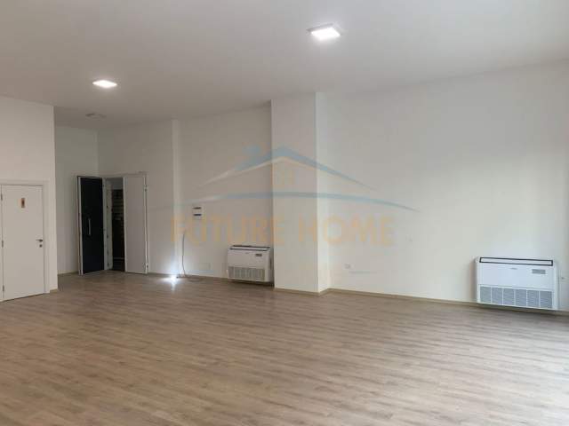 Tirane, jepet me qera ambjent biznesi Kati 1, 100 m² 1.000 Euro (Squere 21)