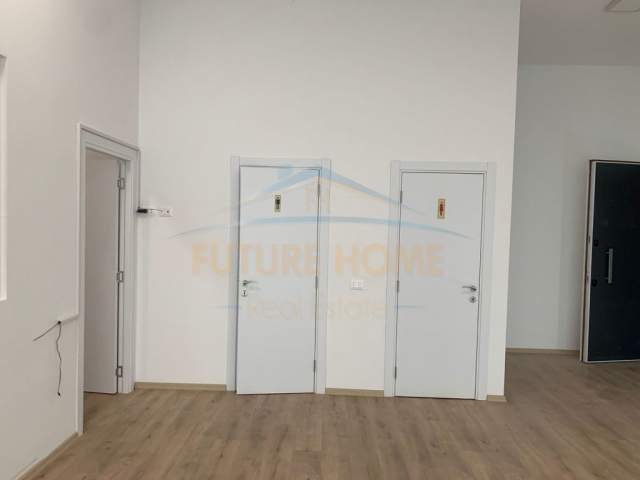 Tirane, jepet me qera ambjent biznesi Kati 1, 100 m² 1.000 Euro (Squere 21)