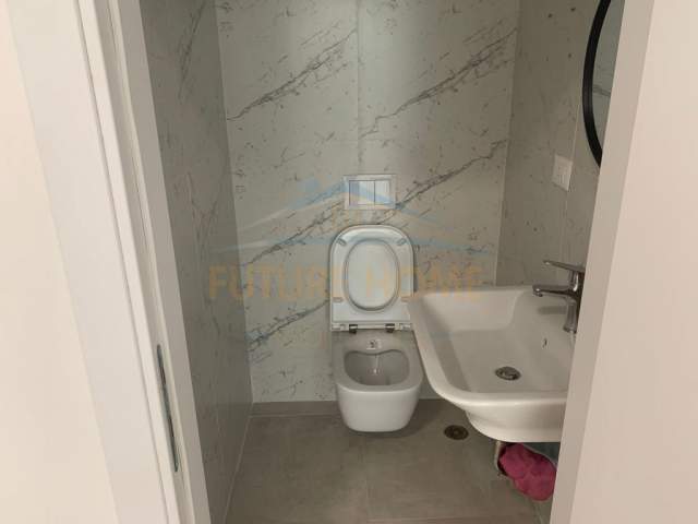 Tirane, jepet me qera ambjent biznesi Kati 1, 100 m² 1.000 Euro (Squere 21)