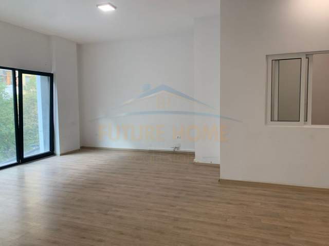 Tirane, jepet me qera ambjent biznesi Kati 1, 100 m² 1.000 Euro (Squere 21)