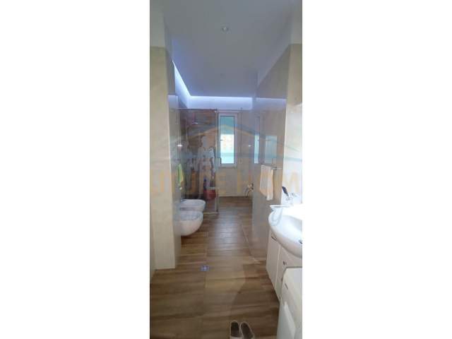 Tirane, jepet me qera apartament Kati 1, 102 m² 800 Euro (Pazari i Ri, Prane Lincoln Center)