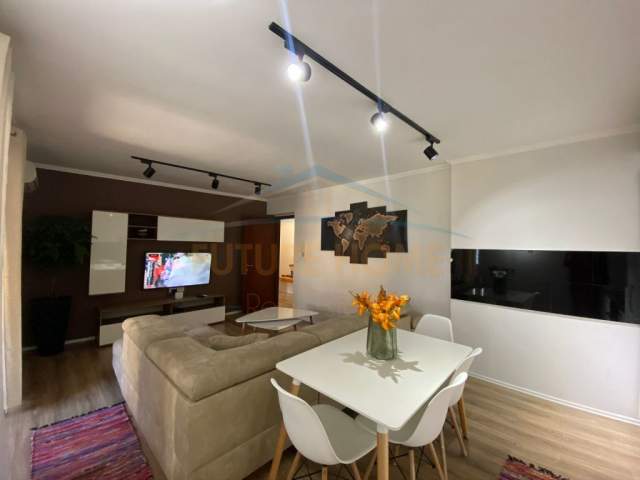 Tirane, jepet me qera apartament Kati 4, 87 m² 700 Euro (Blloku)