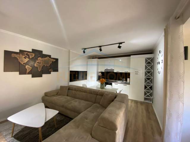Tirane, jepet me qera apartament Kati 4, 87 m² 700 Euro (Blloku)