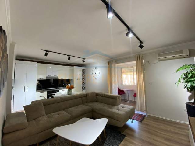 Tirane, jepet me qera apartament Kati 4, 87 m² 700 Euro (Blloku)