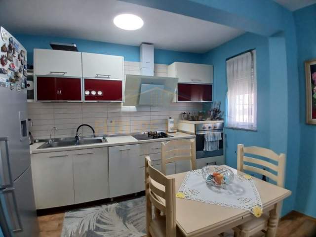 Tirane, jepet me qera apartament 2+1 Kati 5, 300 Euro (ismail qemali)