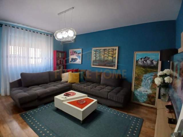 Tirane, jepet me qera apartament 2+1 Kati 5, 300 Euro (ismail qemali)