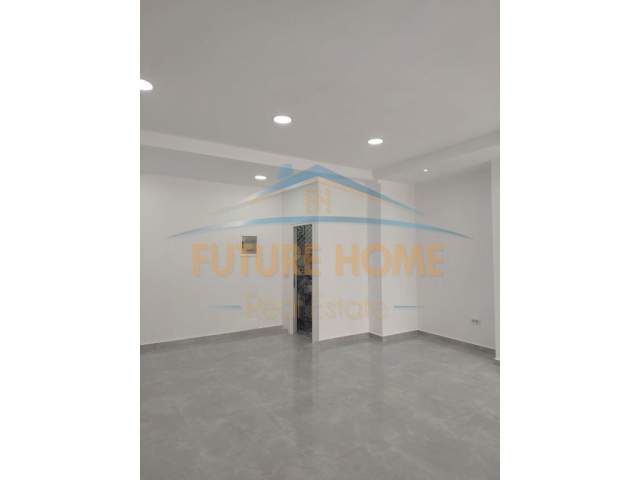 Tirane, jepet me qera ambjent biznesi Kati 0, 52 m² 650 Euro (Komuna e Parisit)