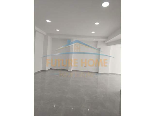 Tirane, jepet me qera ambjent biznesi Kati 0, 52 m² 650 Euro (Komuna e Parisit)
