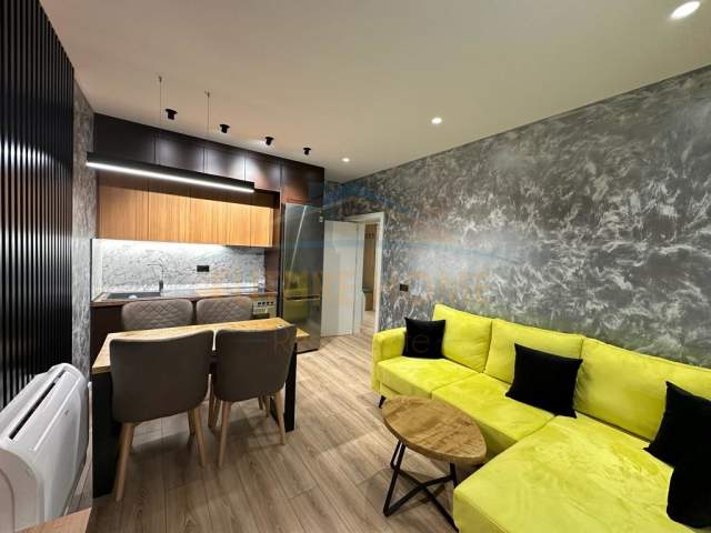 Tirane, jepet me qera apartament Kati 1, 85 m² 1.100 Euro (Rruga e Kavajës)