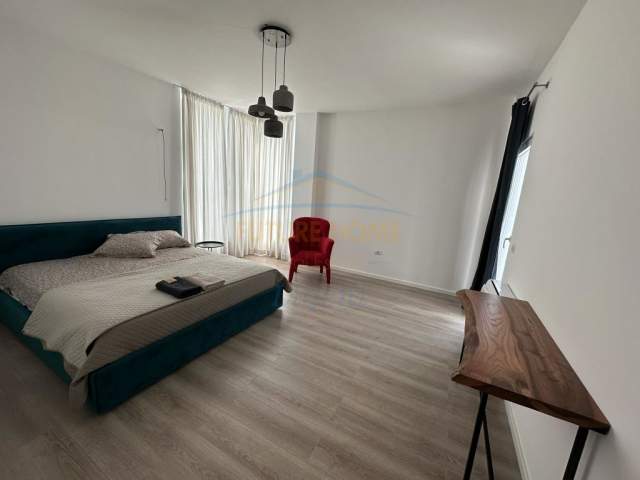 Tirane, jepet me qera Vile 3 Katshe Kati 3, 550 m² 2.500 Euro (TEG)