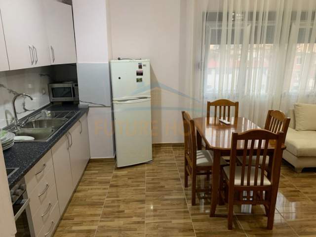 Tirane, jepet me qera apartament Kati 4, 91 m² 600 Euro (Jeronim de Rada)