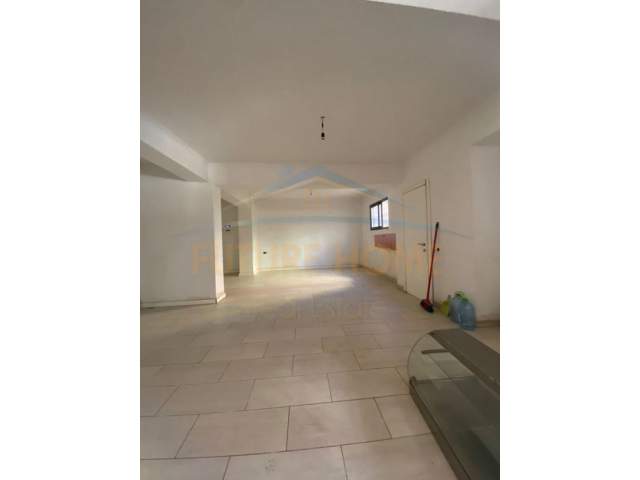 Durres, jepet me qera ambjent biznesi Kati 0, 90 m² 350 Euro (Ish rajoni Durres)