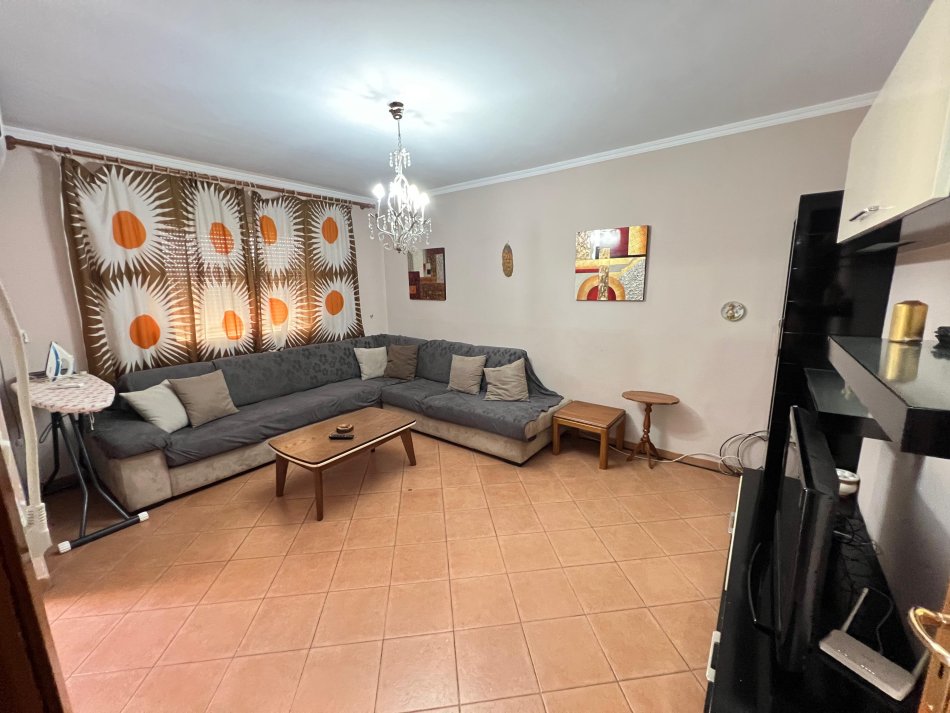 Tirane, jepet me qera apartament 1+1 Kati 5, 56 m² 350 € (xhamllik)
