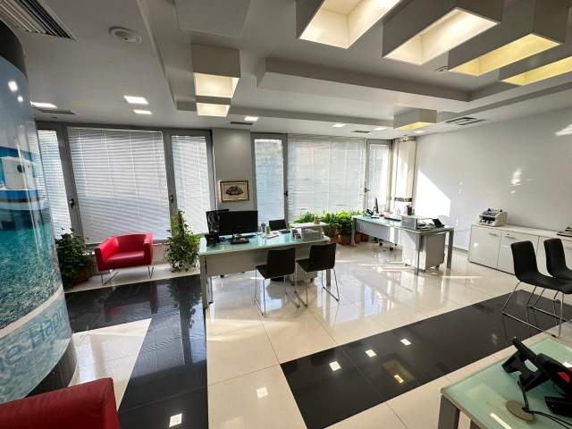 Tirane, jepet me qera ambjent biznesi Kati 1, 143 m² 3.000 Euro (Bllok)