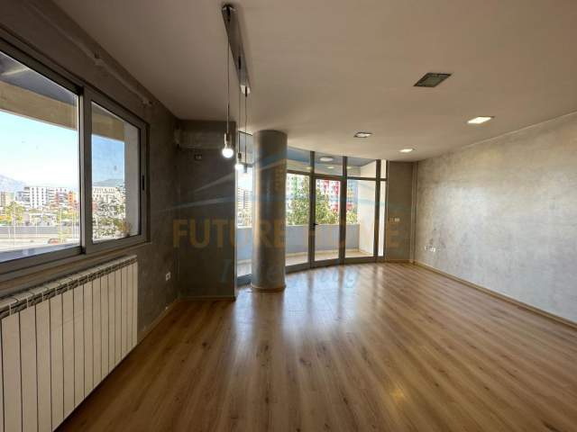 Tirane, jepet me qera ambjent biznesi Kati 3, 145 m² 600 Euro (Astir)