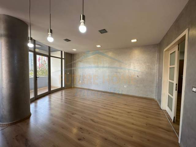 Tirane, jepet me qera ambjent biznesi Kati 3, 145 m² 600 Euro (Astir)