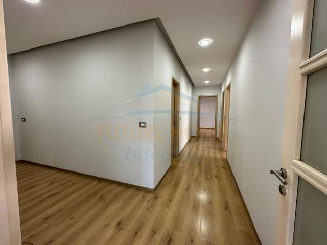 Tirane, jepet me qera ambjent biznesi Kati 3, 145 m² 600 Euro (Astir)
