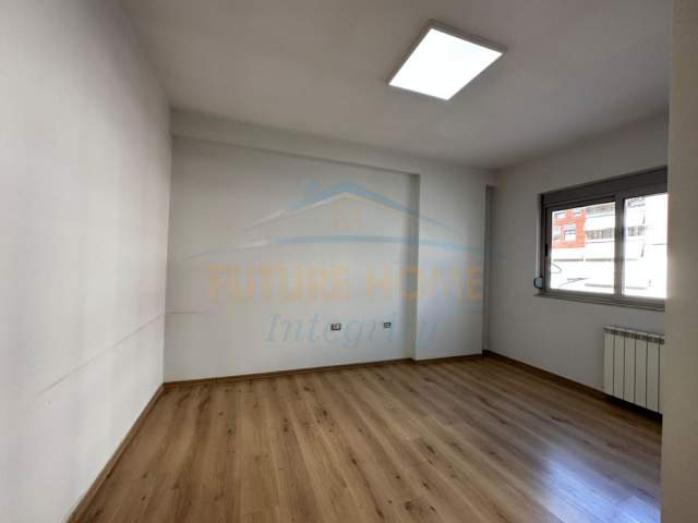 Tirane, jepet me qera ambjent biznesi Kati 3, 145 m² 600 Euro (Astir)