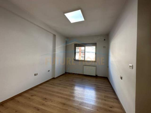 Tirane, jepet me qera ambjent biznesi Kati 3, 145 m² 600 Euro (Astir)