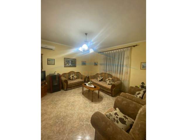Durres, jepet me qera shtepi 2+1+BLK 120 m² 250 Euro