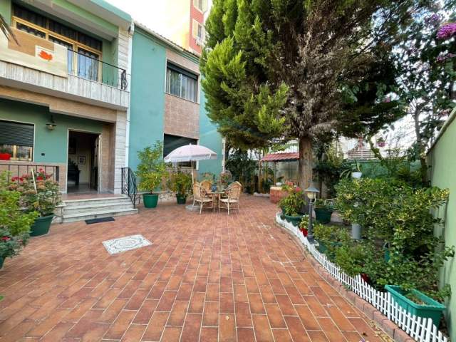 Durres, shitet shtepi 5+1+BLK 260 m² 250.000 Euro (Drejtoria E Policise)