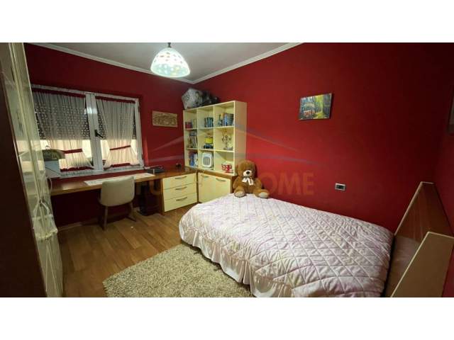 Tirane, jap me qera apartament 2+1 Kati 2, 105 m² 700 Euro (Yzberisht.prane Tregut Cam.)