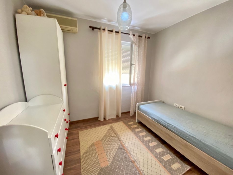 Tirane, jepet me qera apartament 3+1 Kati 2, 110 m² 650 € (Rr.Dibres)