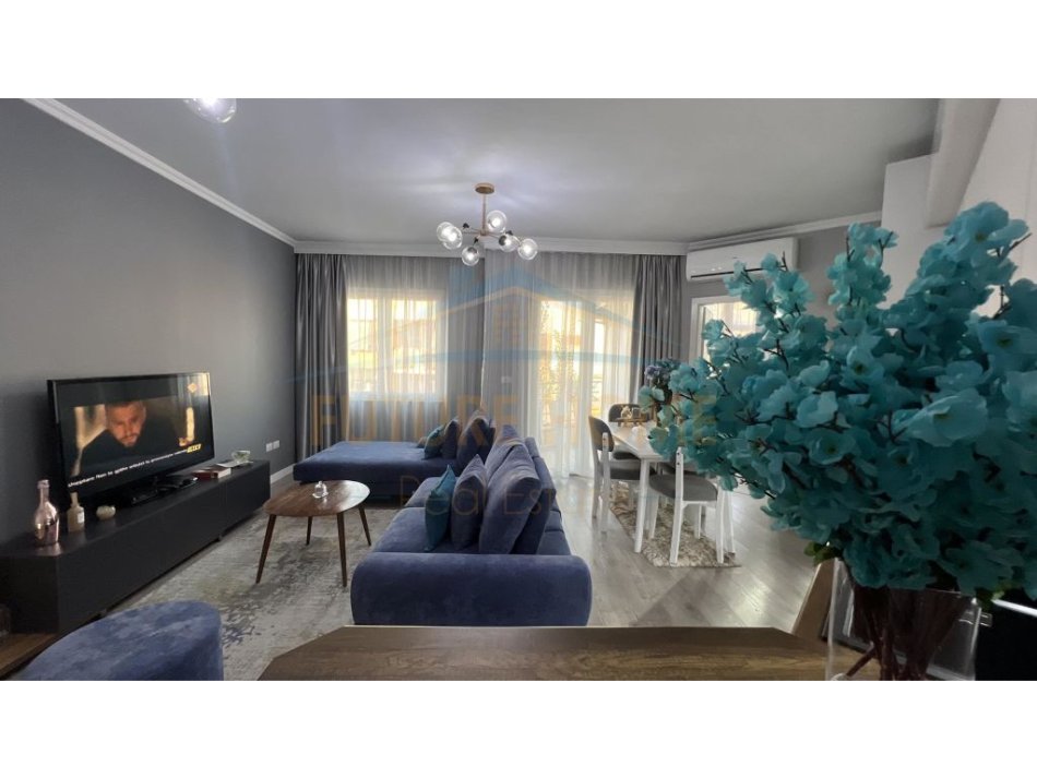 Tirane, shes apartament 2+1+Ballkon Kati 8, 101 m² 160.000 € (bulevardi miigjeni yzberisht)