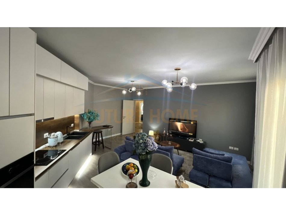 Tirane, shes apartament 2+1+Ballkon Kati 8, 101 m² 160.000 € (bulevardi miigjeni yzberisht)