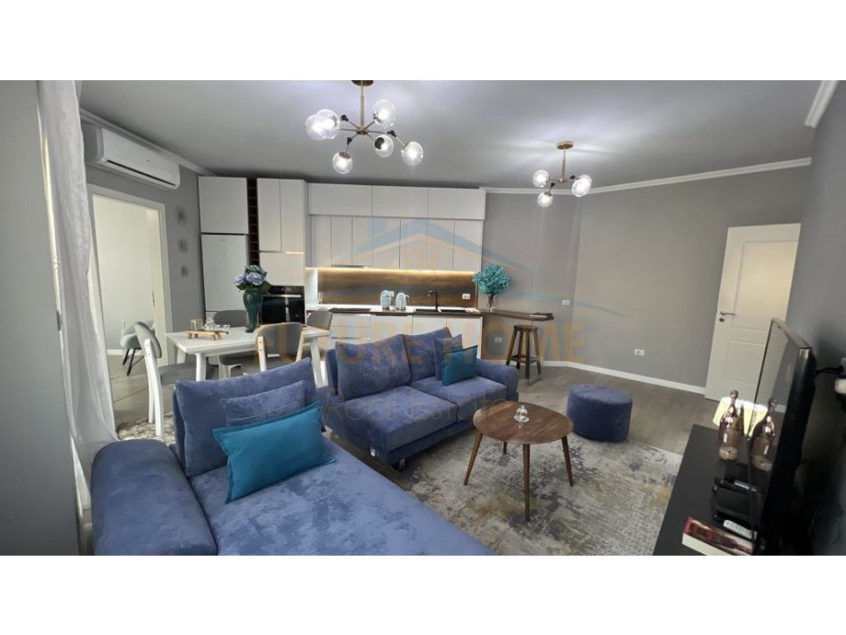 Tirane, shes apartament 2+1+Ballkon Kati 8, 101 m² 160.000 € (bulevardi miigjeni yzberisht)