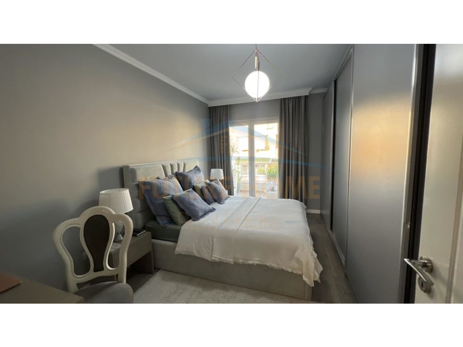 Tirane, shes apartament 2+1+Ballkon Kati 8, 101 m² 160.000 € (bulevardi miigjeni yzberisht)